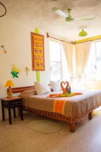 a bedroom with a bed and a window at Hotel La Cabaña in Puerto Ángel