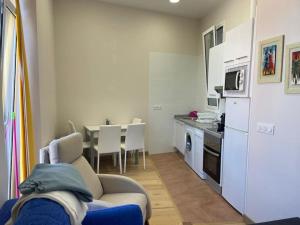 a living room with a couch and a kitchen at Marinera in Luarca