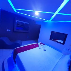 TV a/nebo společenská místnost v ubytování AUTO HOTEl MONTE CARLO + 15 fotografií