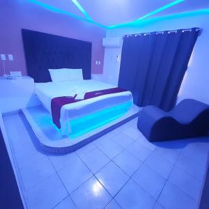 Rúm í herbergi á AUTO HOTEl MONTE CARLO