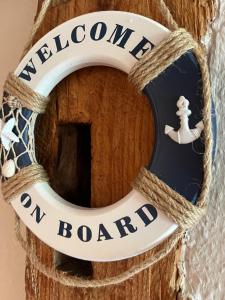 Una corona que dice "bienvenido a bordo" en una puerta de madera. en Mainaublick - TraumSeesicht mit Terrasse, en Meersburg