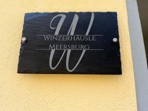 un cartel en el costado de un edificio en Mainaublick - TraumSeesicht mit Terrasse, en Meersburg