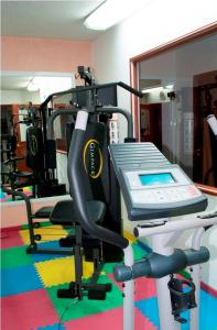 a room with a gym with a treadmill at Hotel Marcella Clase Ejecutiva in Morelia