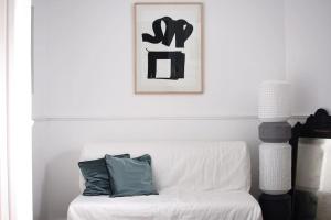 un sofá blanco con una almohada en la sala de estar en Tasmajdan, en Belgrado