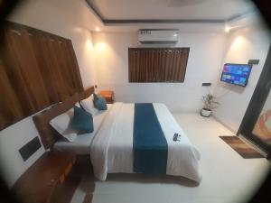 Agrawal Bhavan Home Stay COUPLE FRIENDLY only for Indians房間的床