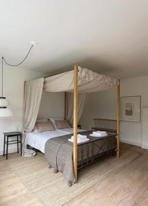 Postel nebo postele na pokoji v ubytování Luxury spacious private loft, between city & beach
