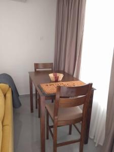 une table de salle à manger avec deux chaises et un bol dessus dans l'établissement Luxurious 1 Bedroom Apartment, à Ogbojo