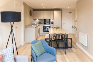 Kuchyň nebo kuchyňský kout v ubytování Richmond Row by L3 Apartments