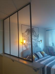 une chambre avec un lit avec une grande paroi vitrée dans l'établissement biarritz cote des basques VUE SUR MER, à Biarritz
