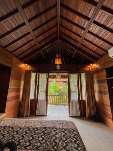 een slaapkamer met een groot bed in een kamer bij Umagama Ubud Villas in Ubud +47 foto's