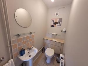 Ένα μπάνιο στο Modern 4-Bedroom Contractor Base in Lexden with Parking, WiFi & Quick Access to Sites- Catchpole Stays +35 φωτογραφίες