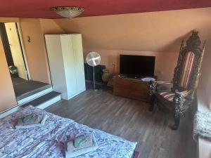 ein Schlafzimmer mit einem Bett und einem Flachbildfernseher in der Unterkunft Zentrale Doppelbettzimmer in Nordenham