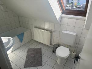 ein kleines Bad mit WC und Waschbecken in der Unterkunft Zentrale Doppelbettzimmer in Nordenham