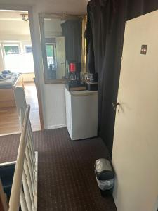 eine kleine Küche mit Kühlschrank und ein Zimmer in der Unterkunft Zentrale Doppelbettzimmer in Nordenham