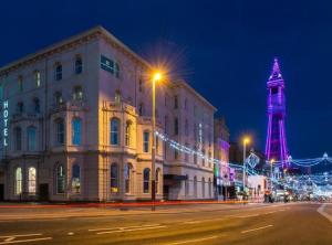 ブラックプールにあるForshaws Hotel - Blackpoolの夜塔を背景にした建物