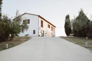 a road leading up to a white building at Casa Mavàl in Montenero di Bisaccia