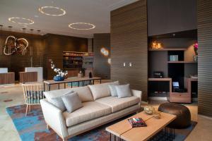 A seating area at Fairfield by Marriott Lima Miraflores