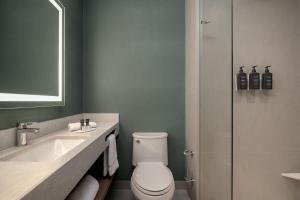 A bathroom at Fairfield by Marriott Lima Miraflores