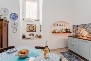una cucina con un tavolo con una bottiglia di vino di Albachiara Home ad Andria