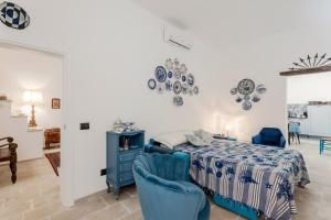 una camera da letto con un letto e due sedie blu di Albachiara Home ad Andria