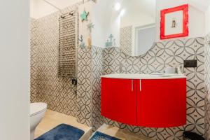 bagno con cabina rossa e servizi igienici di Albachiara Home ad Andria Altre 12 foto