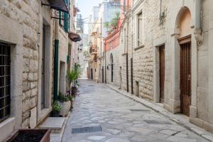 un vicolo in un centro storico con edifici di Albachiara Home ad Andria
