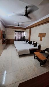 Hotel Dhruv Palace客房内的一张或多张床位