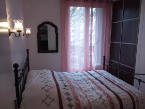 a bedroom with a bed and a window at Appartement au calme pour 4 - résidence arborée - Proche Paris 20 min in Draveil