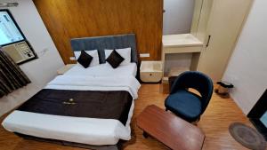 Hotel Dhruv Palace客房内的一张或多张床位