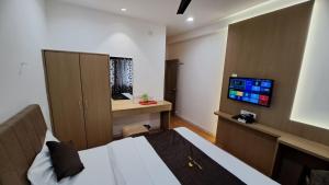 Hotel Dhruv Palace的电视和/或娱乐中心