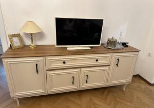 TV a/nebo společenská místnost v ubytování Apartament 86 + 82 fotografií