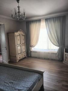 une chambre avec un lit et une grande fenêtre dans l'établissement Clarice, 