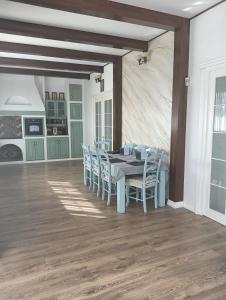 une salle à manger avec une table et des chaises dans l'établissement Clarice, 