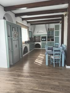 une cuisine avec des armoires vertes et une table avec des chaises dans l'établissement Clarice,  15 autres photos