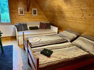 Ένα ή περισσότερα κρεβάτια σε δωμάτιο στο Chalupa Markytka