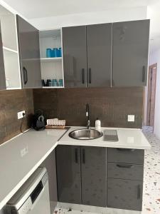 Η κουζίνα ή μικρή κουζίνα στο Del Mar 1A - New Beach First floor apartment