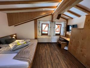 TV a/nebo společenská místnost v ubytování ALPENHOTEL TYROL - B&B - Hundefreundliches Konzepthotel - adults only