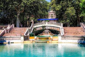 a fountain in the middle of a pool of water at Les Minoteries Aux portes de la gastronomie in Dijon