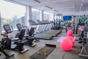 ein Fitnessstudio mit Laufbändern und Trainingsgeräten in einem Gebäude in der Unterkunft G-Pinnacle Signature in Ilorin