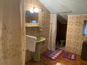 ein Badezimmer mit Waschbecken und Dusche in der Unterkunft Jókai 10 Vendégház Csongrád in Csongrád