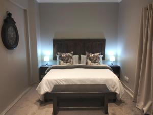 布隆方丹Preller Accommodation的一间带大床和两个床头柜的卧室