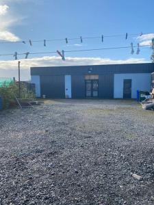 een gebouw met een groep vogels erop bij CAS Apartment in Kilcullen +25 foto's