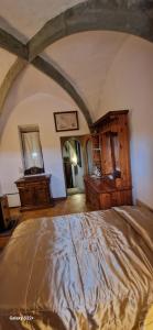 Postel nebo postele na pokoji v ubytování Burg Hermannstein - Monks Room