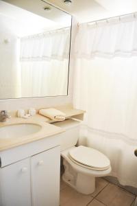 Bilik mandi di MR Mar Suites (ex Neruda Mar Suites)