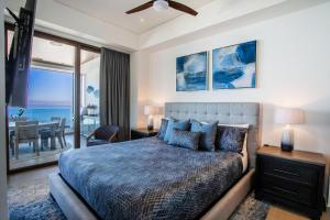 Un dormitorio con una cama con vista al mar. en Ocean View 2BD Retreat with Pool, en Puerto Vallarta 20 fotos más