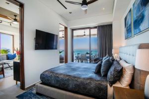 Un dormitorio con una cama con vista al mar. en Ocean View 2BD Retreat with Pool, en Puerto Vallarta