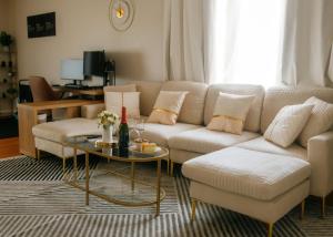 ein Wohnzimmer mit Couch und Tisch in der Unterkunft New Modern 3BR, Gym, Workspace, Quiet Location in Chicago