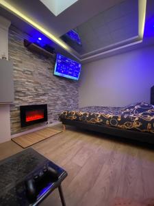 TV a/nebo společenská místnost v ubytování Sultan Spa Privatif Lille