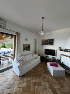 ポジターノにあるCasa Angelica Positanoのソファとテレビのあるリビングルーム +71枚の写真