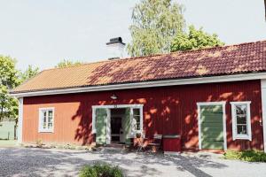 恩雪平Bagarstugan på Grindtorp的红色谷仓,有红色屋顶